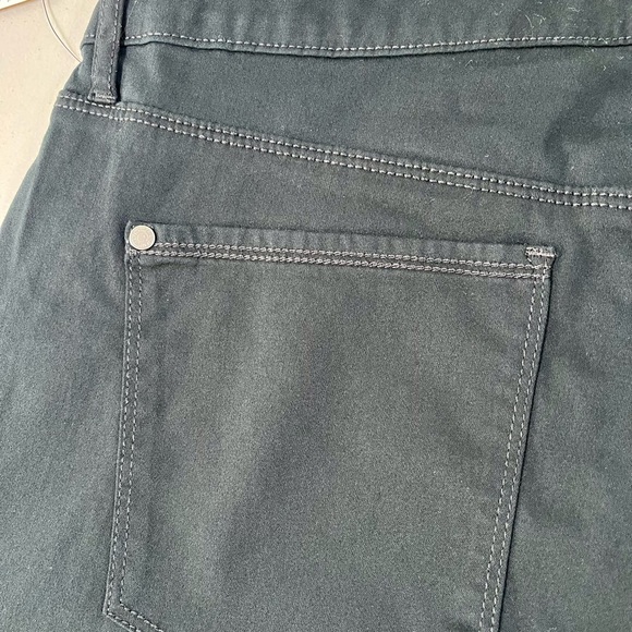 Gloria Vanderbilt Black Women's Bermudas - Picture 4 of 11